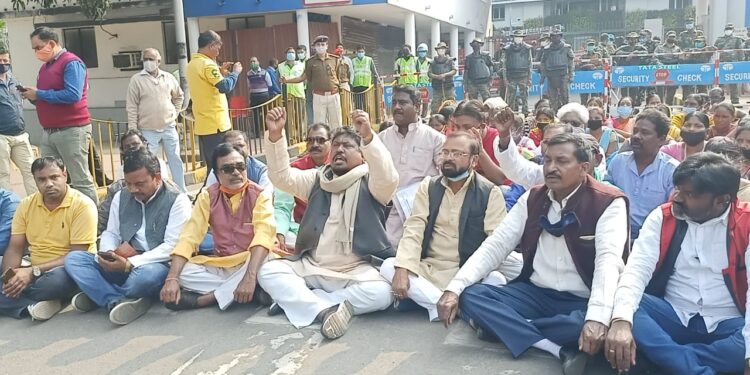 jamshedpur-police-action-दुलाल भुईयां और 200 अन्य पर पुलिस ने दर्ज किया केस, टाटा स्टील जनरल ऑफिस गेट को छह घंटे तक सैकड़ों लोगों के साथ किया था जाम