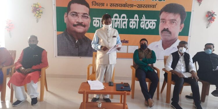 saraikela-visit-of-central-minister-arjun-munda-कुंचाई-सेरेंगदा सड़क के घटिया निर्माण पर भड़के केंद्रीय मंत्री अर्जुन मुंडा, सरायकेला-खरसावां में की ताबड़तोड़ दौरा