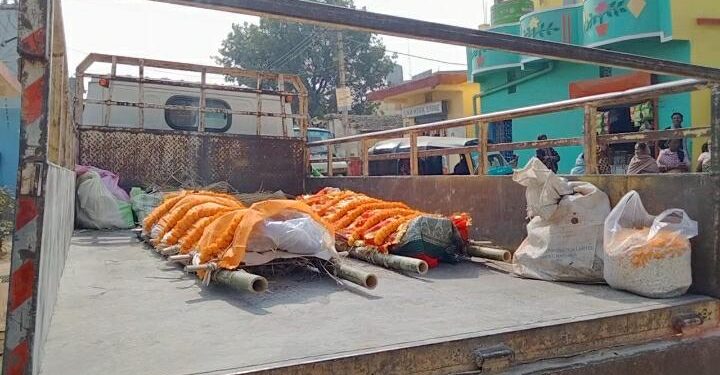 adityapur-family-death-आदित्यपुर में एक साथ आयी चार लाशों को देख हर कोई रो पड़ा, सहम गया, सिसकती और चित्कार की आवाज से गमजदा हुआ आदित्यपुर, अकेला टाटा स्टील कर्मचारी बचे,  पत्नी, बेटे और बेटी को दी मुखाग्नि, उजड़ गया परिवार