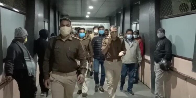 jamshedpur-crime-मानगो में हथियारों का जखीरा पकड़ने वाली पुलिस को फिर अपराधियों ने दी चुनौती, सरेआम चलायी गोलियां, एक व्यक्ति को लगी गोली, क्षेत्र में सनसनी