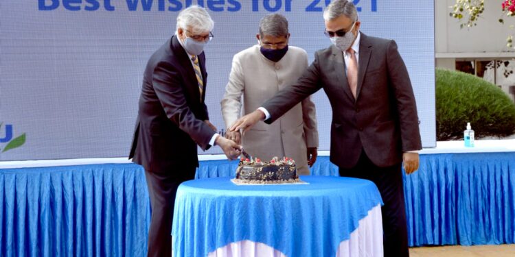 Jusco-new-year-cake-cutting : टाटा स्टील यूटिलिटीज एंड इंफ्रास्ट्रक्चर सर्विसेस (जुस्को) में केक कटिंग के साथ नववर्ष की शुरुआत, कंपनी के चेयरमैन चाणक्य चौधरी ने कहा-कोरोना के कठिन दौर में भी सभी को एक साथ काम करते हुए देखना अद्भुत था Jusco-new-year-cake-cutting : टाटा स्टील यूटिलिटीज एंड इंफ्रास्ट्रक्चर सर्विसेस (जुस्को) में केक कटिंग के साथ नववर्ष की शुरुआत, कंपनी के चेयरमैन चाणक्य चौधरी ने कहा-कोरोना के कठिन दौर में भी सभी को एक साथ काम करते हुए देखना अद्भुत था
