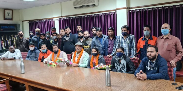 Tata-workers-union : अरविंद पांडे-शैलेश गुट के चुने गए चुनाव कमेटी के सदस्य पीके सिंह, एके सिंह मुखिया और नेहा महतो का यूनियन परिसर में स्वागत
