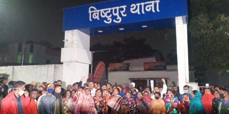 jamshedpur-bistupur-15 दिन बाद भी जुली घोष के हत्यारे पुलिस की गिरफ्त से बाहर, धातकीडीह बस्ती के युवकों को पूछताछ के लिए उठाने को लेकर मुखी समाज ने बिष्टुपुर थाने का किया घेराव-video