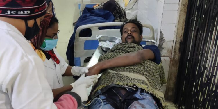 jamshedpur-late-night-crime-कदमा में देर रात अपराध, बंदर टोपी पहनकर आये बाइक सवार युवको ने की युवक पर फायरिंग, जांघ में फसी गोली jamshedpur-late-night-crime-कदमा में देर रात अपराध, बंदर टोपी पहनकर आये बाइक सवार युवको ने की युवक पर फायरिंग, जांघ में फसी गोली