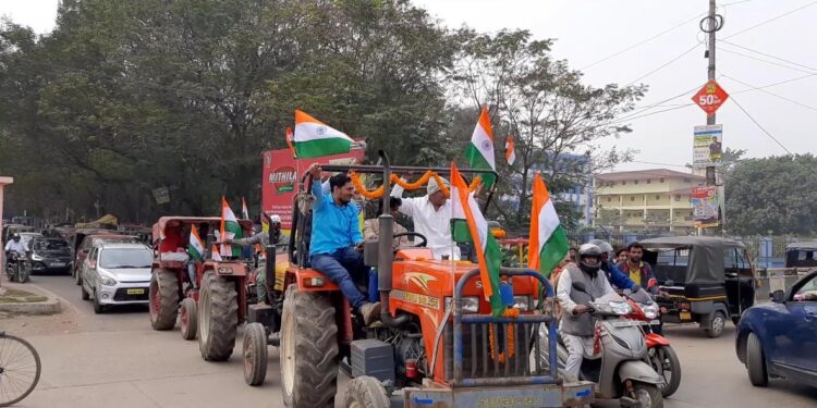 Saraikela-congress : आंदोलनरत किसानों के समर्थन में सरायकेला से जमशेदपुर के लिए निकली रैली, कृषि बिल वापस लेने की मांग