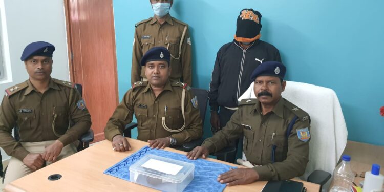 Saraikela-crime : राजनगर में पिस्टल और चार जिंदा कारतूस के साथ एक गिरफ्तार, एक की तलाश Saraikela-crime : राजनगर में पिस्टल और चार जिंदा कारतूस के साथ एक गिरफ्तार, एक की तलाश