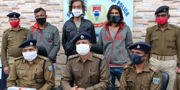 Jamshedpur-crime : टाटा स्टील के सप्लायर के घर पर फायरिंग मामले में तीन गिरफ्तार, कदमा में फायरिंग करने के पहले साकची में होंडा के बंद शोरूम में मोहित ने साथी के साथ की थी फायरिंग, जमीन विवाद मे ऋषिकेश के घर पर की थी फायरिंग Jamshedpur-crime : टाटा स्टील के सप्लायर के घर पर फायरिंग मामले में तीन गिरफ्तार, कदमा में फायरिंग करने के पहले साकची में होंडा के बंद शोरूम में मोहित ने साथी के साथ की थी फायरिंग, जमीन विवाद मे ऋषिकेश के घर पर की थी फायरिंग