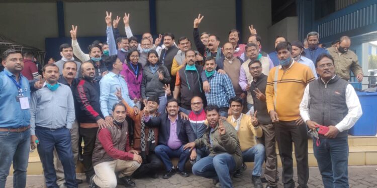 tata-workers-union-puja-politics-टाटा वर्कर्स यूनियन में “पूजा पॉलिटिक्स”, समीकरण बदला, कोषाध्यक्ष हरिशंकर व सहायक सचिव सरोज सिंह ने टुन्नू-सतीश का साथ छोड़ा, शैलेश और शत्रुघ्न के साथ पहुंचे छिन्नमस्तिका मंदिर, शैलेश का शक्ति प्रदर्शन, यूनियन में सियासी बवाल