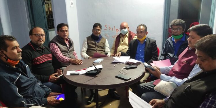 tata-workers-union-election-टाटा वर्कर्स यूनियन चुनाव में शुरू हुआ शह-मात का खेल, आरओ चुनाव साबित होगा सेमीफाइनल, सत्ता पक्ष ने दिया कमेटी मेंबरों को यह ऑफर, विपक्ष ने लगायी ताकत, 103 के जादूई आंकड़े का खेल शुरू, पूर्व अध्यक्ष पीएन सिंह बोले-स्टीलेनियम हॉल में आरओ का चुनाव कराना गलत, सत्ता पक्ष और विपक्ष सब मिले है tata-workers-union-election-टाटा वर्कर्स यूनियन चुनाव में शुरू हुआ शह-मात का खेल, आरओ चुनाव साबित होगा सेमीफाइनल, सत्ता पक्ष ने दिया कमेटी मेंबरों को यह ऑफर, विपक्ष ने लगायी ताकत, 103 के जादूई आंकड़े का खेल शुरू, पूर्व अध्यक्ष पीएन सिंह बोले-स्टीलेनियम हॉल में आरओ का चुनाव कराना गलत, सत्ता पक्ष और विपक्ष सब मिले है
