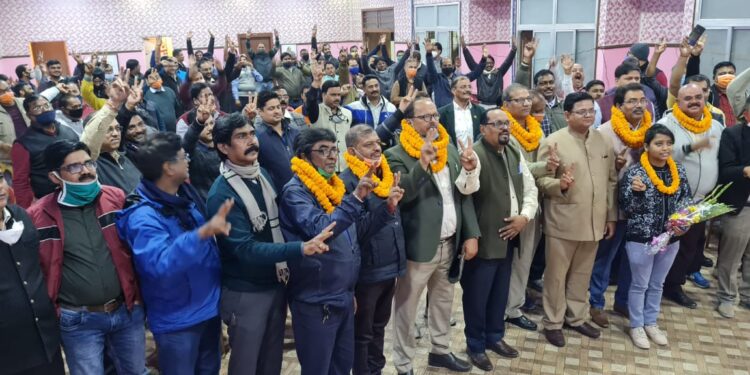 tata-workers-union-election-टाटा वर्कर्स यूनियन के चुनाव में अरविंद-आलम-शैलेश के सत्ता पक्ष ने रिटर्निंग ऑफिसर का प्रत्याशी प्रवीण कुमार को बनाया, छह सदस्यीय उम्मीदवार की हुई घोषणा, टुन्नु-सतीश के विपक्षी गुट ने भी छह सदस्यीय चुनाव समिति के लिए प्रत्याशियों का किया ऐलान, पहली बार चुनाव समिति में महिलाओं को मिली जगह, साकची में सत्ता पक्ष और बिष्टुपुर में विपक्ष ने किया शक्ति प्रदर्शन, 13 जनवरी को होना है रिटर्निंग ऑफिसर व चुनाव समिति का चुनाव-video
