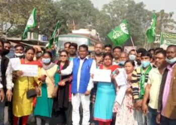 Jamshedpur-JMM : केंद्र सरकार के कृषि विधेयक व श्रम कानून के खिलाफ झामुमो ने किया विरोध-प्रदर्शन, वापस लेने की मांग