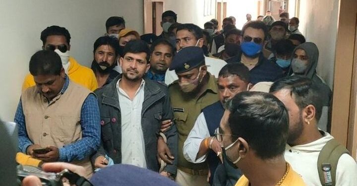 jharkhand-shameful-incident-राजधानी रांची में रेस्टोरेंट के बाहर कार में पांच युवक कर रहे थे एक लड़की के साथ दुष्कर्म, डीएसपी ने मार दी रेड, फिर क्या हुआ, जानें