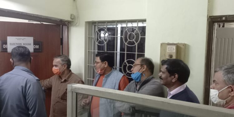 tata-workers-union-election-hungama-टाटा वर्कर्स यूनियन की चुनाव कमेटी ”बिखरी”, पहले ही दिन ”फेल”, सत्ता पक्ष से चुनाव जीतने वाले चुनाव कमेटी के दो सदस्यों ने निर्वाचन क्षेत्र की सूची पर हस्ताक्षर करने से किया इंकार, 4 बजे तक करना था निर्वाचन क्षेत्र की घोषणा, शाम 7 बजे तक जारी नहीं हुई सूची, विरोध में अरविंद पांडेय, आरसी झा समेत अन्य ने किया हंगामा-video tata-workers-union-election-hungama-टाटा वर्कर्स यूनियन की चुनाव कमेटी ”बिखरी”, पहले ही दिन ”फेल”, सत्ता पक्ष से चुनाव जीतने वाले चुनाव कमेटी के दो सदस्यों ने निर्वाचन क्षेत्र की सूची पर हस्ताक्षर करने से किया इंकार, 4 बजे तक करना था निर्वाचन क्षेत्र की घोषणा, शाम 7 बजे तक जारी नहीं हुई सूची, विरोध में अरविंद पांडेय, आरसी झा समेत अन्य ने किया हंगामा-video
