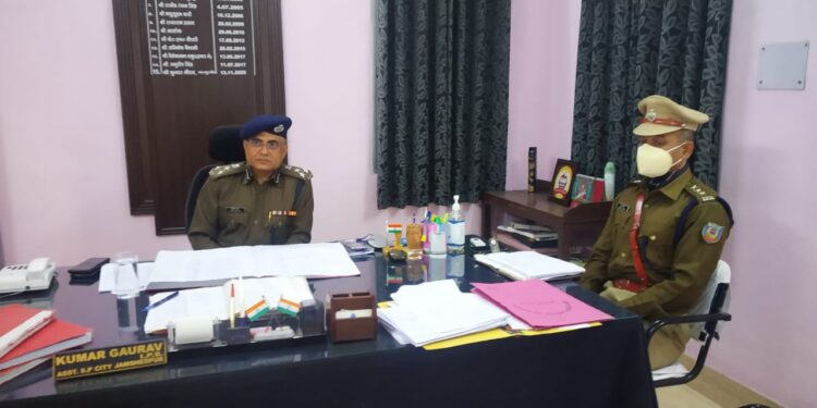 jamshedpur-police-अनुसंधान के बाद चार्जशीट जमा नहीं करने के मामले में 50 से ज्यादा मामलों के अनुसंधानकर्ताओं पर गिरेगी गाज, डीआइजी ने सिटी एसपी के साथ बैठक में लिया निर्णय