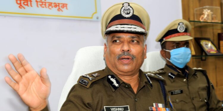 jharkhand-dgp-meeting-झारखंड डीजीपी एमवी राव ने जमशेदपुर में अपराधियों और नक्सलियों पर लगाम लगाने को लेकर की अहम बैठक, पुलिस पदाधिकारियों को सख्त निर्देश, सीएम हेमंत सोरेन और डीजीपी को धमकी भरा मेल भेजने पर गुस्साएं डीजीपी, कहा-हिम्मत है तो सामने आकर मुकाबला करें, जल्द पकड़े जायेंगे-video jharkhand-dgp-meeting-झारखंड डीजीपी एमवी राव ने जमशेदपुर में अपराधियों और नक्सलियों पर लगाम लगाने को लेकर की अहम बैठक, पुलिस पदाधिकारियों को सख्त निर्देश, सीएम हेमंत सोरेन और डीजीपी को धमकी भरा मेल भेजने पर गुस्साएं डीजीपी, कहा-हिम्मत है तो सामने आकर मुकाबला करें, जल्द पकड़े जायेंगे-video