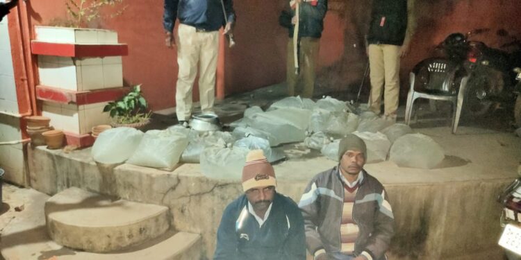 Jamshedpur-excise-department-action : पोटका के हरिणा गांव में आबकारी विभाग का छापा, 30 पेटी नकली शराब जब्त, दो गिरफ्तार Jamshedpur-excise-department-action : पोटका के हरिणा गांव में आबकारी विभाग का छापा, 30 पेटी नकली शराब जब्त, दो गिरफ्तार
