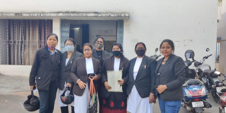 Jamshedpur : निबंधन पदाधिकारी पर भ्रष्टाचार का आरोप लगाते हुए उपायुक्त से मिले अधिवक्ता, आय से अधिक संपत्ति की जांच की मांग-Video Jamshedpur : निबंधन पदाधिकारी पर भ्रष्टाचार का आरोप लगाते हुए उपायुक्त से मिले अधिवक्ता, आय से अधिक संपत्ति की जांच की मांग-Video