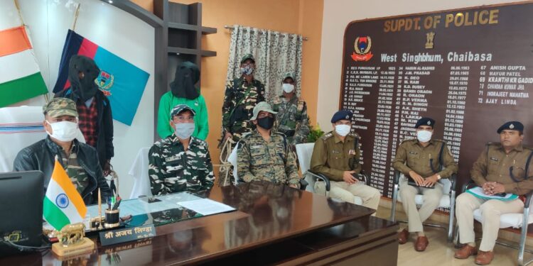 Chaibasa : लाठीचार्ज के खिलाफ चाईबासा में भाजपाइयों ने काला बिल्ला लगा कर किया विरोध-प्रदर्शन