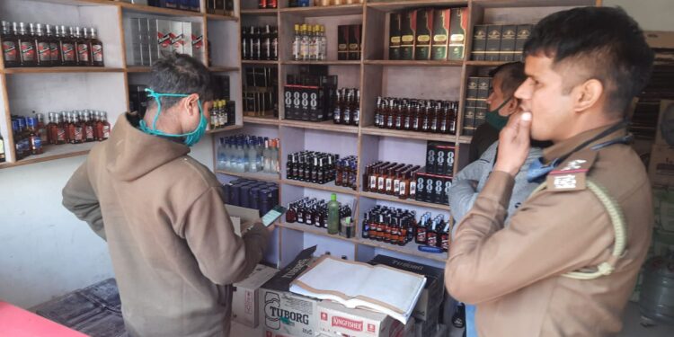 Jamshedpur : घाघीडीह में दुकान का शटर तोड़ कर 10 हजार रुपये नकद व शराब की चोरी, जांच में जुटी पुलिस