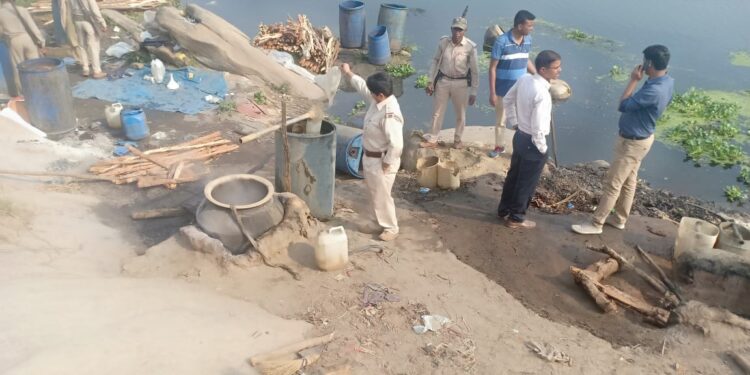 Adityapur : सापड़ा के समीप खरकई नदी किनारे पुलिस ने किया अवैध शराब भट्ठियों को ध्वस्त, 15 लीटर महुआ शराब बरामद