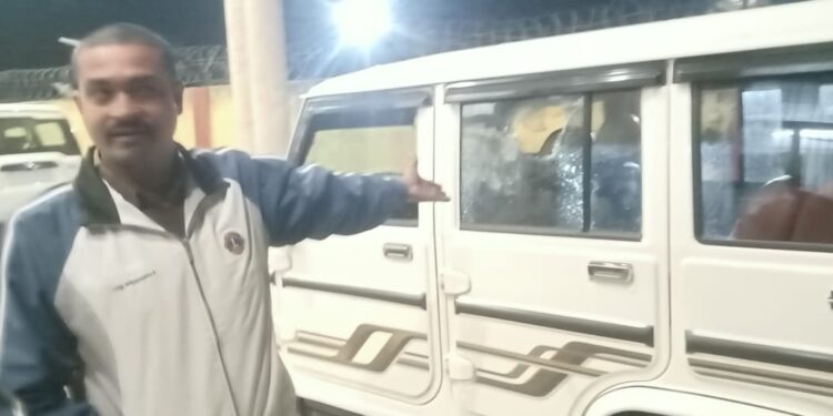 Jamshedpur : बारीगोड़ा फाटक के पास कार पर पथराव, गोली चलने की अफवाह पर मौके पर पहुंची पुलिस जांच में जुटी Jamshedpur : बारीगोड़ा फाटक के पास कार पर पथराव, गोली चलने की अफवाह पर मौके पर पहुंची पुलिस जांच में जुटी