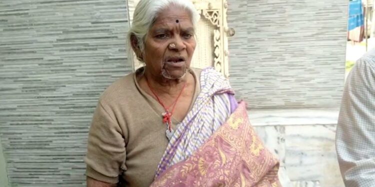 Jamshedpur : बिष्टुपुर में वृद्धा से स्कूटी सवार दो युवकों ने किया चेन छीनने का प्रयास, स्कूटी छोड़ भागे-Video