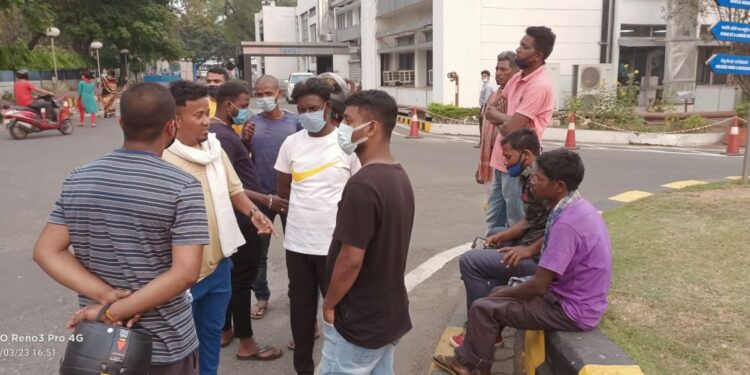 jamshedpur : पोटका सीओ इम्तियाज अहमद के घर पर नाबालिग की संदिग्ध मौत के मामले में मृतिका के पिता के बयान पर सुंदरनगर थाना में अस्वाभाविक मौत का मामला दर्ज jamshedpur : पोटका सीओ इम्तियाज अहमद के घर पर नाबालिग की संदिग्ध मौत के मामले में मृतिका के पिता के बयान पर सुंदरनगर थाना में अस्वाभाविक मौत का मामला दर्ज