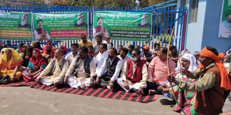 jharkhand-majdoor-union-टाटा स्टील में स्थायी नियोजन नहीं होने से दलित साफ-सफाई कर्मचारियों का आंदोलन, दुलाल ने संभाला मोर्चा, उपश्रमायुक्त दफ्तर का घेराव-video jharkhand-majdoor-union-टाटा स्टील में स्थायी नियोजन नहीं होने से दलित साफ-सफाई कर्मचारियों का आंदोलन, दुलाल ने संभाला मोर्चा, उपश्रमायुक्त दफ्तर का घेराव-video