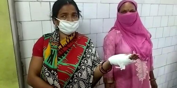 Jamshedpur : बकाया रुपए मांगने गए परिवार पर हसुआ से हमला, पति पत्नी और बेटा घायल