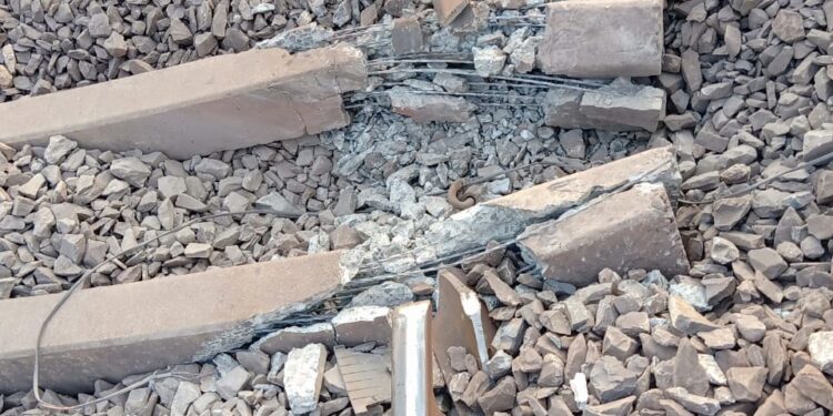 BIG-breaking-railway-attacked-by-naxal-चाईबासा से बड़ी खबर, हावड़ा-मुंबई मुख्य रेल मार्ग के लोटापहाड़ सोनुवा के बीच नक्सलियों नें उड़ाया रेल पटरी, ट्रेनों का परिचालन बाधित, बड़ी घटना होते-होते बचा