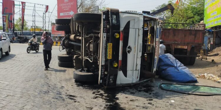 jamshedpur-accident-मानगो बस स्टैंड के पास अनियंत्रित ट्रेलर सड़क पर पलटी, गोलचक्कर हुआ जाम
