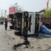 jamshedpur-accident-मानगो बस स्टैंड के पास अनियंत्रित ट्रेलर सड़क पर पलटी, गोलचक्कर हुआ जाम jamshedpur-accident-मानगो बस स्टैंड के पास अनियंत्रित ट्रेलर सड़क पर पलटी, गोलचक्कर हुआ जाम
