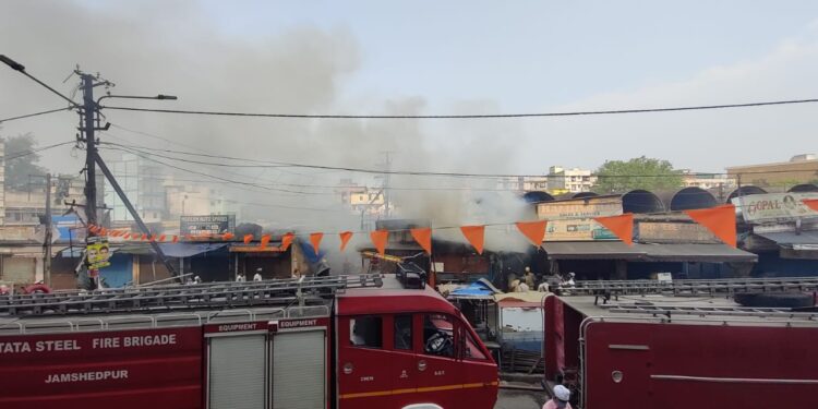 jamshedpur-sakchi-bajaar-fire-साकची बाजार में लगी भीषण आग, चार दुकान आग की आगोश में, चार दमकलों ने आग पर काबू पाने के लिए मोर्चा संभाला-video jamshedpur-sakchi-bajaar-fire-साकची बाजार में लगी भीषण आग, चार दुकान आग की आगोश में, चार दमकलों ने आग पर काबू पाने के लिए मोर्चा संभाला-video