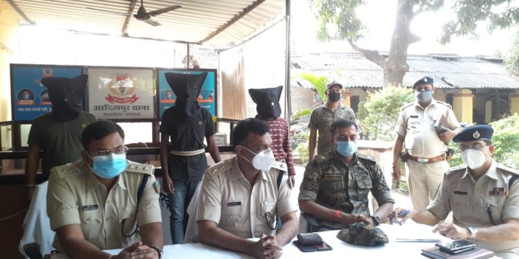jamshedpur-rural-big-crime-जमशेदपुर के ग्रामीण इलाका बोड़ाम में नक्सलियों के खिलाफ अभियान वाले की मिली पेड़ पर लटकी लाश, हत्या की आशंका से सनसनी, गुप्तांग से भी बह रहा था खून jamshedpur-rural-big-crime-जमशेदपुर के ग्रामीण इलाका बोड़ाम में नक्सलियों के खिलाफ अभियान वाले की मिली पेड़ पर लटकी लाश, हत्या की आशंका से सनसनी, गुप्तांग से भी बह रहा था खून