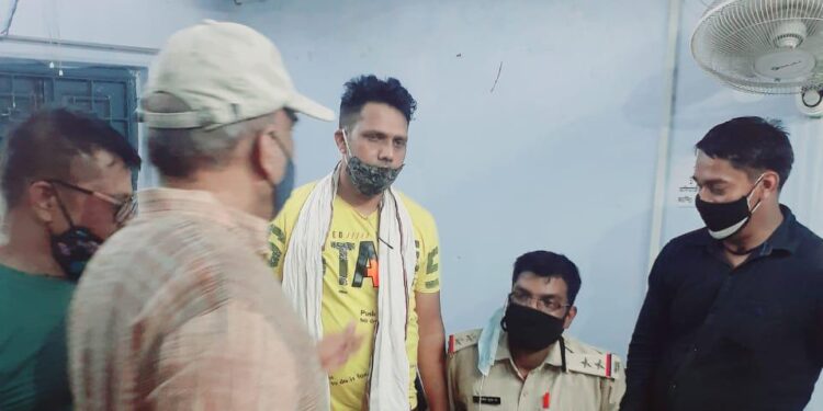 jamshedpur-acb-team-raid-जमशेदपुर की एसीबी टीम का पश्चिम सिंहभूम में छापा, 2500 रुपये घूस लेते चक्रधरपुर थाना के असिस्टेंट सब इंस्पेक्टर गिरफ्तार, palamu-पलामू में जिला कल्याण पदाधिकारी व उनके लिपिक को घूस लेते पकड़ा