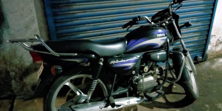 Jamshedpur-Rural : विवाद के बाद पड़ोसी ने ही बाइक में लगा दी आग, शिकायत के बाद पुलिस ने भेजा जेल