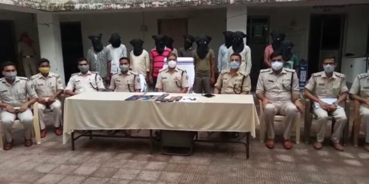 Deoghar-crime-news : देवघर पुलिस ने चोरी व छिनतई के विभिन्न मामलों में दर्जन भर से अधिक अपराधकर्मियों को किया गिरफ्तार-Video