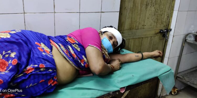 Jamshedpur : सोनारी में घर के बाहर बाइक खड़ी करने को लेकर एक पड़ोसी ने दूसरे पड़ोसी का सिर फोड़ा-Video, पूर्व में भी हो चुकी है मारपीट, थानेदार ने करा दिया था समझौता, इस मामले में भी समझौता के लिए दे रहे दबाव