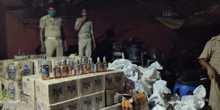 Jamshedpur : आईबी और आरएस के नाम पर शहर के लोग पी रहे किंग्स गोल्ड, आबकारी विभाग ने सिदगोड़ा में किया मिनी शराब फैक्ट्री का भंडाफोड़, पांच लाख की शराब जब्त, फ्लेवर के लिए करते थे कैरेमल का इस्तेमाल