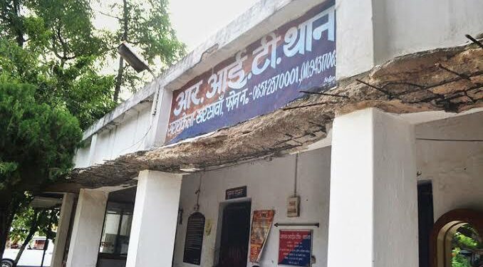 Adityapur : शादी में गांव गए थे परिवार के लोग, पड़ोसी ने घर में कर ली चोरी