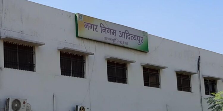 Adityapur : वार्ड 16 की पार्षद के देवर, पति समेत पूरे परिवार पर जानलेवा हमला Adityapur : वार्ड 16 की पार्षद के देवर, पति समेत पूरे परिवार पर जानलेवा हमला