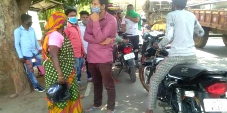 Deoghar-Firing : गोलियों की तड़तड़ाहट से थर्राया देवघर का कर्णकोल, बेखौफ बदमाशों ने वारदात को दिया अंजाम, घटना सीसीटीवी में कैद, पुलिस के लिए सिरदर्द बने अपराधी, क्या कहती है पुलिस और किसने घटना के दिया अंजाम-पढ़ें-Video
