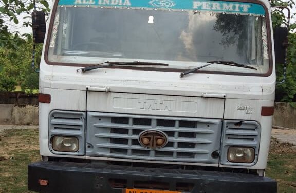 jamshedpur-increase-in-theft-cases-टाटा स्टील के माल ढोने वाली गाड़ियों में हो रही चोरी, ट्रक-ट्रेलर के मालिक एसएसपी के पास पहुंचे-video