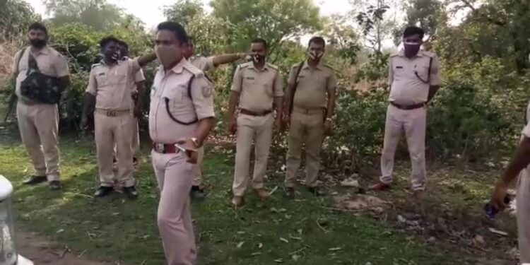 deoghar-babadham-देवघर के बाबाधाम मंदिर में लोगों का हंगामा, नियमों को तोड़कर मंदिर में किया प्रवेश