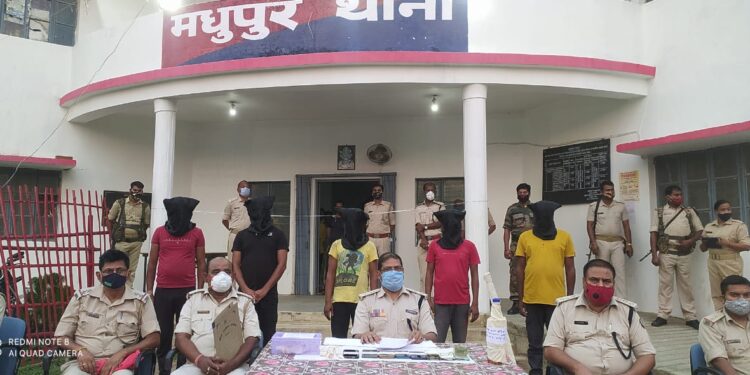 deoghar-police-big-catch-देवघर पुलिस को बड़ी कामयाबी, पांच अपराधियों को पिस्तौल, गोलू, चाकी के साथ किया गिरफ्तार, हाईवे पर लूट की थी योजना-देखिये-video