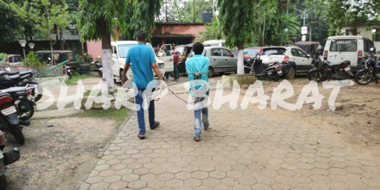 Jamshedpur : मानगो पुलिस ने कार में बैठी युवती को 50 पुड़िया ब्राउन शुगर के साथ किया गिरफ्तार, चालक फरार Jamshedpur : मानगो पुलिस ने कार में बैठी युवती को 50 पुड़िया ब्राउन शुगर के साथ किया गिरफ्तार, चालक फरार