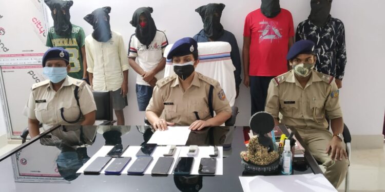 Deoghar-Police-Success : देवघर पुलिस को मिली बड़ी सफलता, आर्म्स लेकर घूम रहे दो अपराधी को किया गिरफ्तार, देशी कट्टा, जिंदा कारतूस, चाकू, लॉकेट समेत अन्य सामग्री बरामद Deoghar-Police-Success : देवघर पुलिस को मिली बड़ी सफलता, आर्म्स लेकर घूम रहे दो अपराधी को किया गिरफ्तार, देशी कट्टा, जिंदा कारतूस, चाकू, लॉकेट समेत अन्य सामग्री बरामद