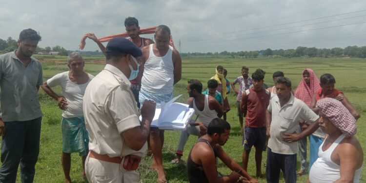 Deoghar : देवघर के सारठ में खिड़की का ग्रिल तोड़ कर जेवरात व नगद रुपयों की चोरी, मामला दर्ज Deoghar : देवघर के सारठ में खिड़की का ग्रिल तोड़ कर जेवरात व नगद रुपयों की चोरी, मामला दर्ज