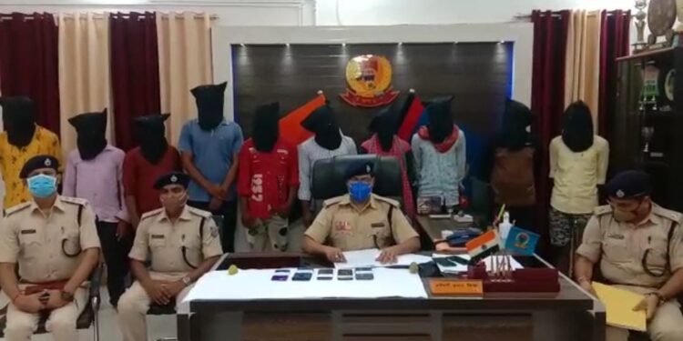 Deoghar : देवघर में बाइक चोर गिरोह का भंडाफोड़, 11 गिरफ्तार, चोरी की 11 बाइक बरामद Deoghar : देवघर में बाइक चोर गिरोह का भंडाफोड़, 11 गिरफ्तार, चोरी की 11 बाइक बरामद