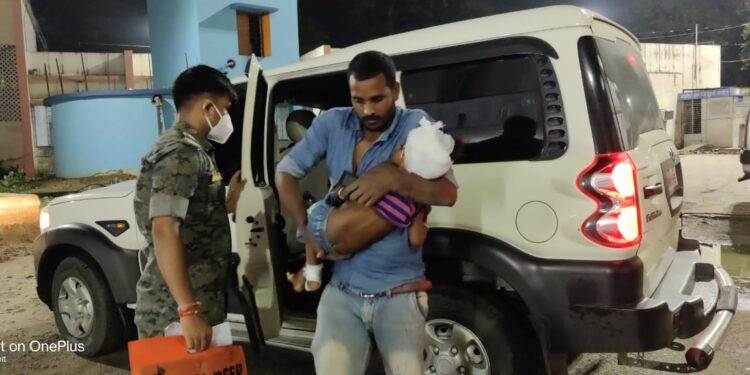 jamshedpur-rural-hungama-जमशेदपुर से सटे पटमदा में अनियंत्रित हाइवा ने बच्चों को रौंदा, एक की मौत, ग्रामीणों ने चालक को पेड़ से बांधा, छुड़ाने पहुंची पुलिस के साथ की हाथापाई, हंगामा jamshedpur-rural-hungama-जमशेदपुर से सटे पटमदा में अनियंत्रित हाइवा ने बच्चों को रौंदा, एक की मौत, ग्रामीणों ने चालक को पेड़ से बांधा, छुड़ाने पहुंची पुलिस के साथ की हाथापाई, हंगामा
